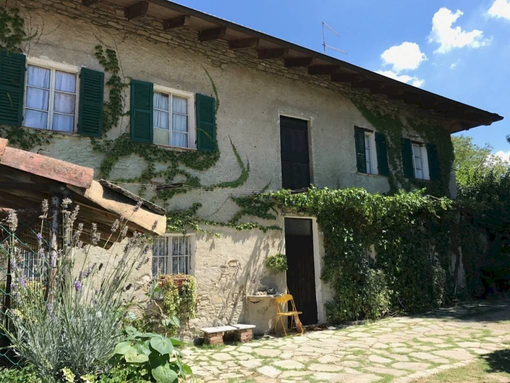 TIPICO CASALE NEL CUORE DELLA LANGA ASTIGIANA