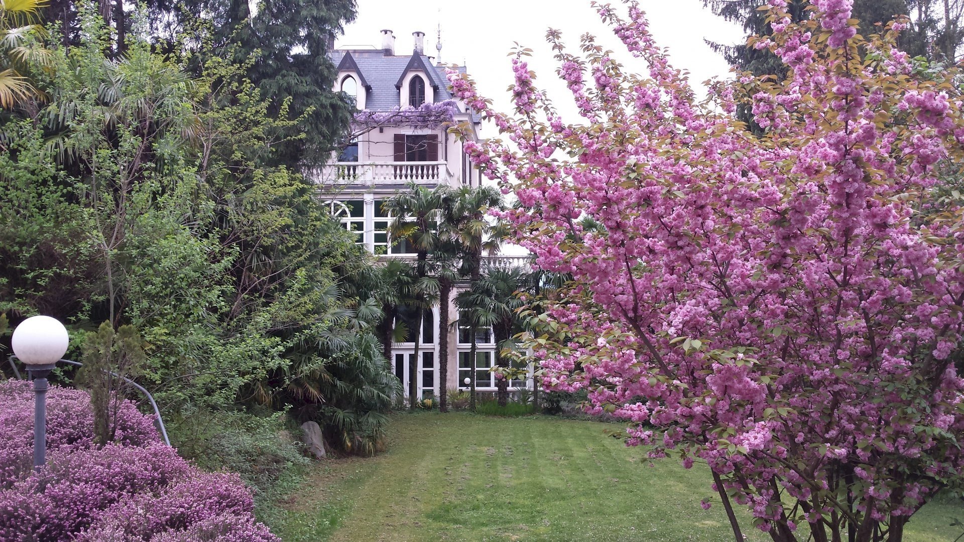 Villa storica con dependance, parco e piscina in vendita a Luino sul Lago Maggiore