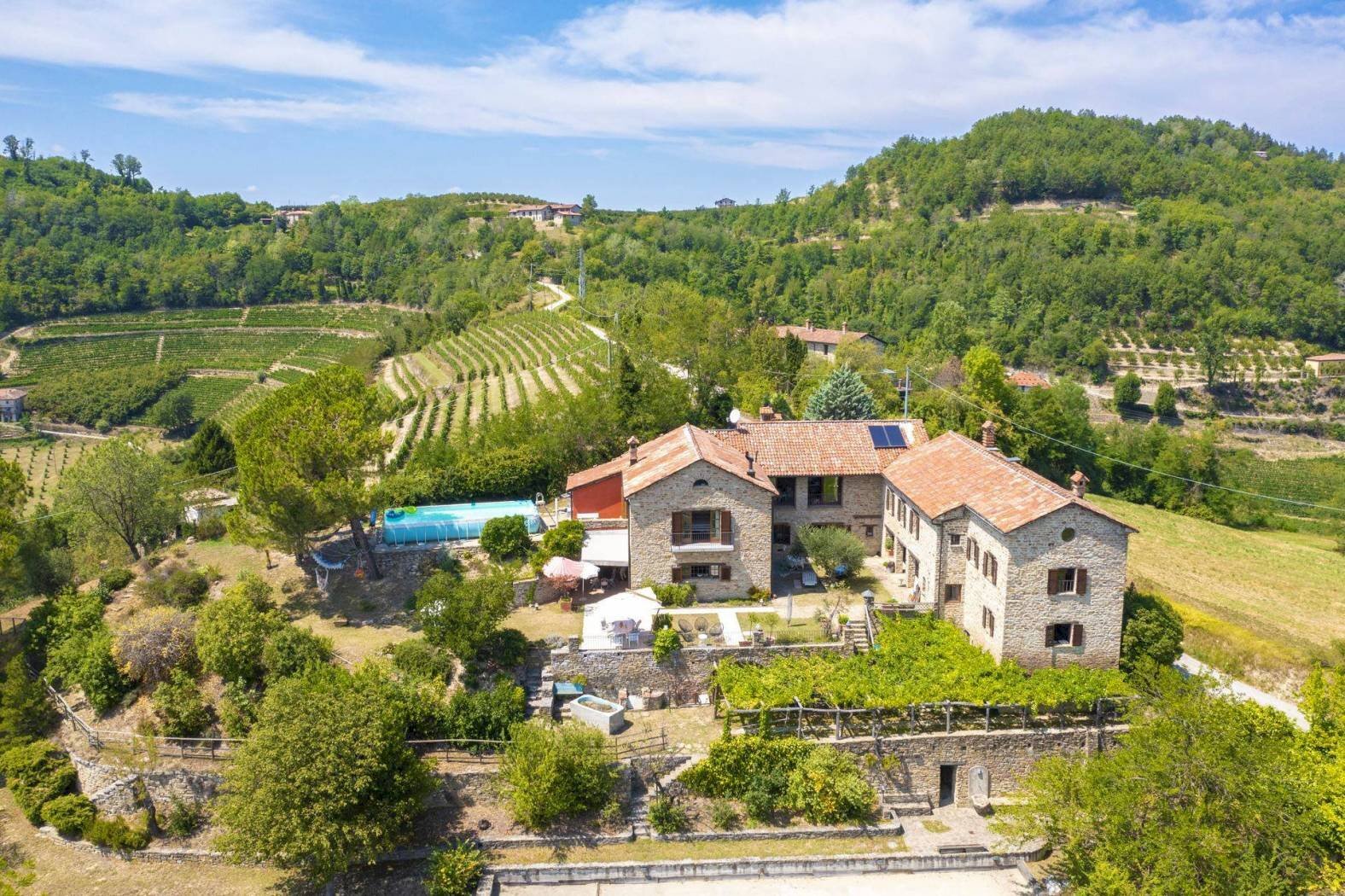 Vendesi splendido casale sulle colline delle Langhe