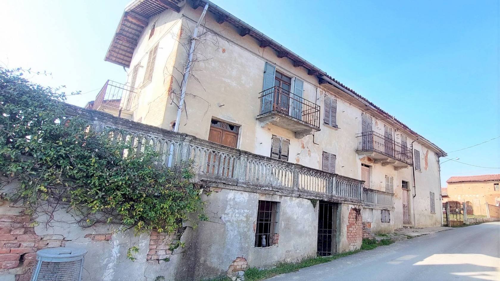 AMPIO CASCINALE CON GIARDINO PRIVATO VOLENDO BIFAMILIARE