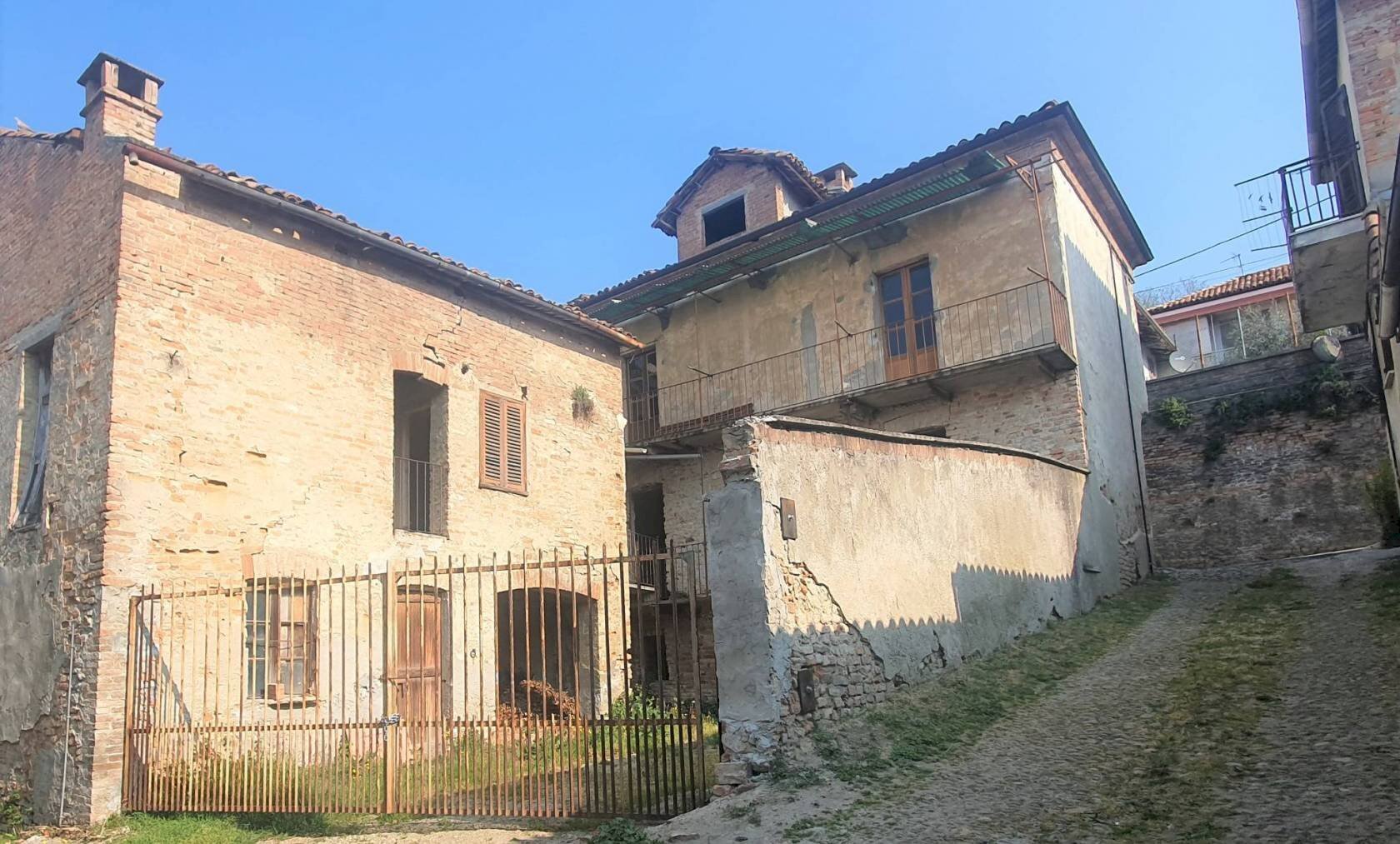 CASCINA DA RISTRUTTURARE CON CORTILE PRIVATO