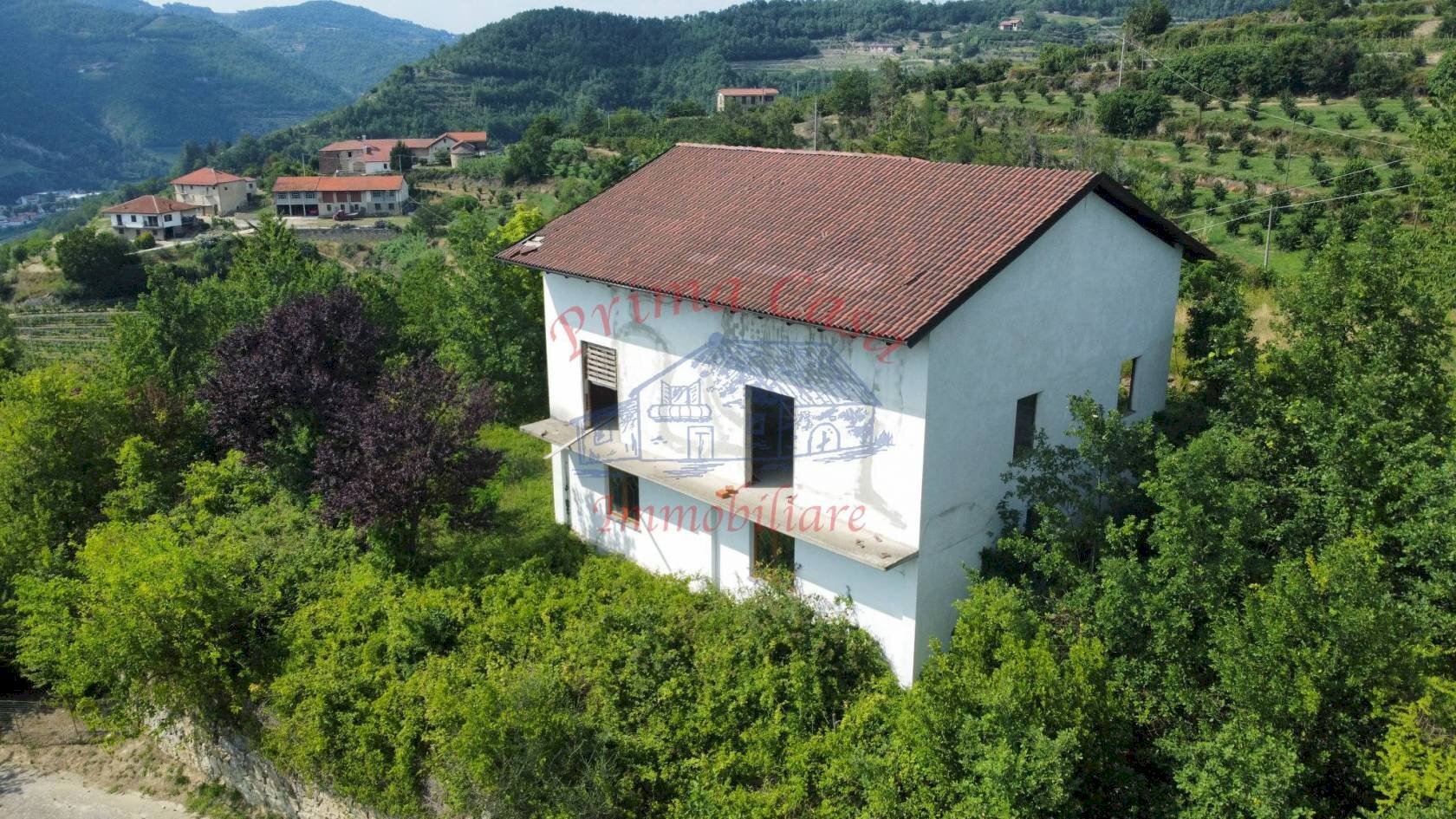 Alta Langa STRUTTURA DI VILLA con 10.000 mq terreno annesso