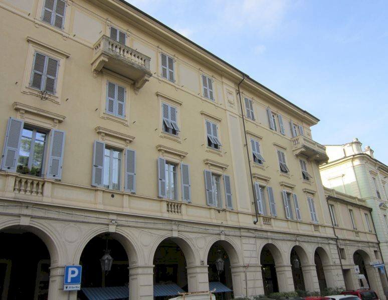 GRANDE APPARTAMENTO IN PALAZZO D'EPOCA IN CENTRO CITTA'