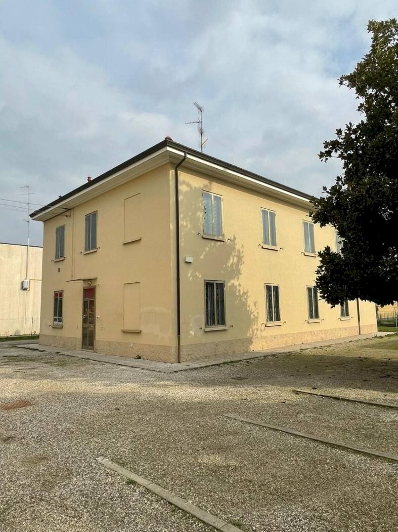 Stazione- Proprietà immobiliare a reddito di 6 unità e parco