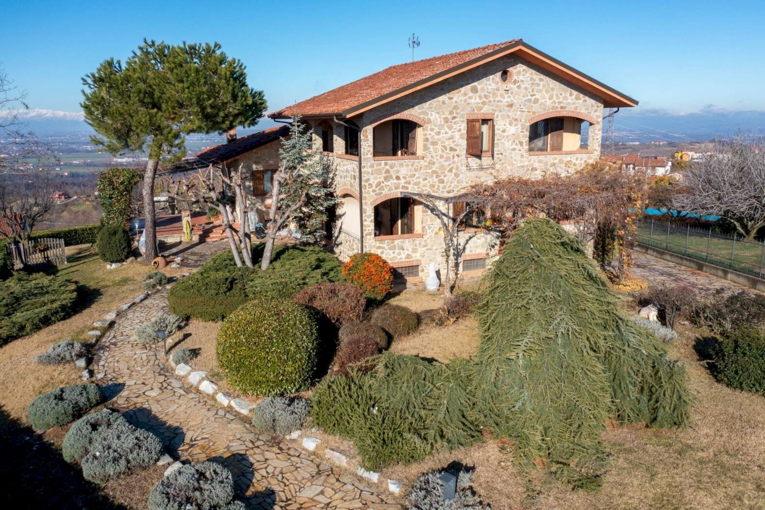 Briaglia villa di pregio con giardino e buona esposizione