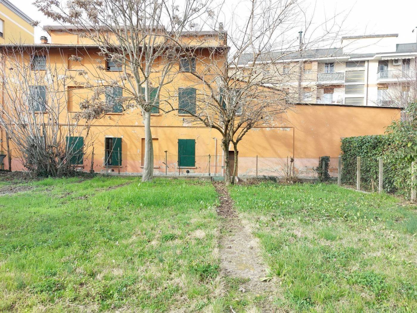 Porzione Di Casa Con Giardino Da Ristrutturare