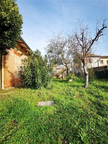 CARRAIE - Casa singola con giardino da ristrutturare