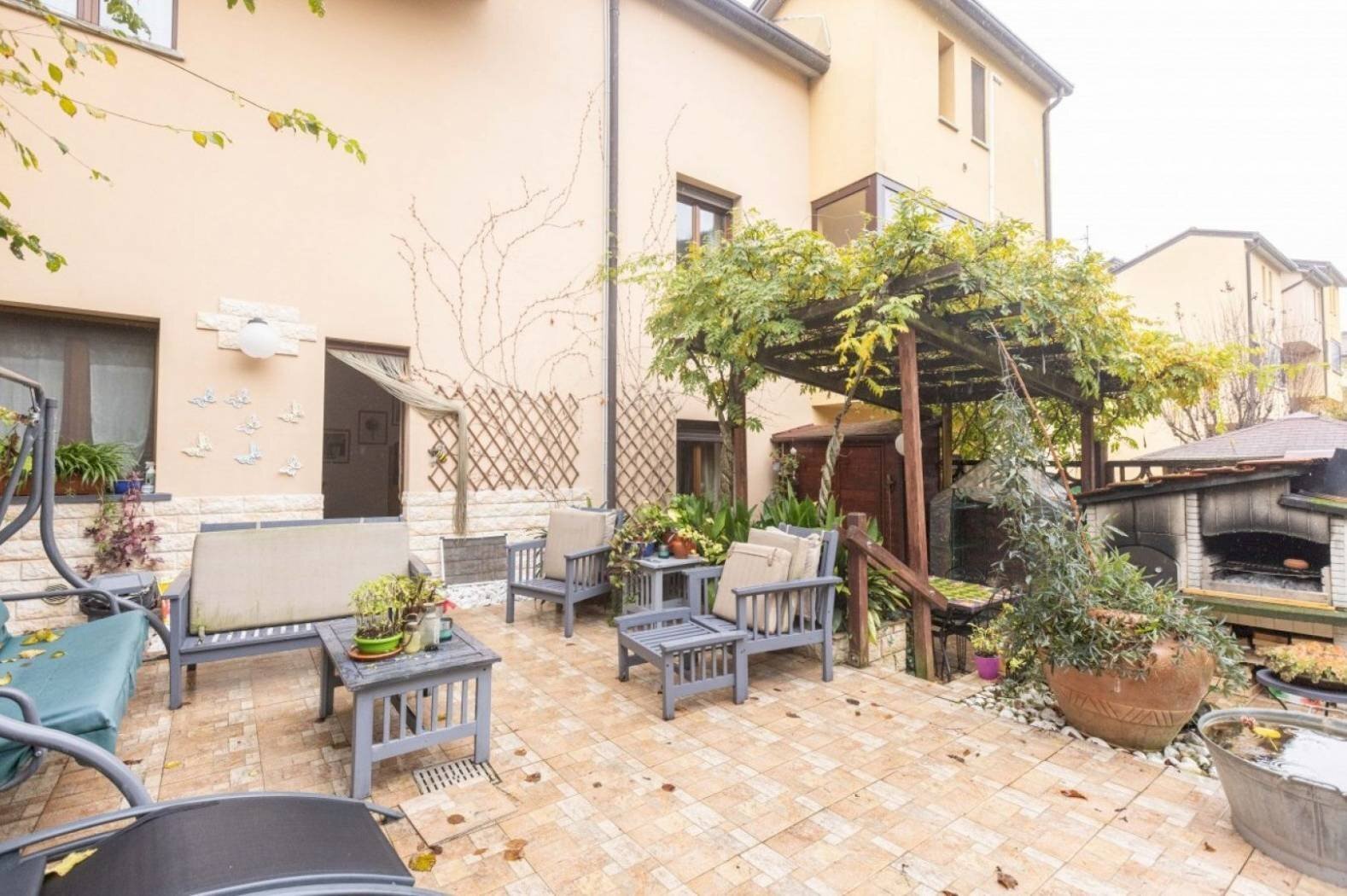 VILLA A SCHIERA CON GIARDINO PRIVATO, GARAGE E POSTO AUTO