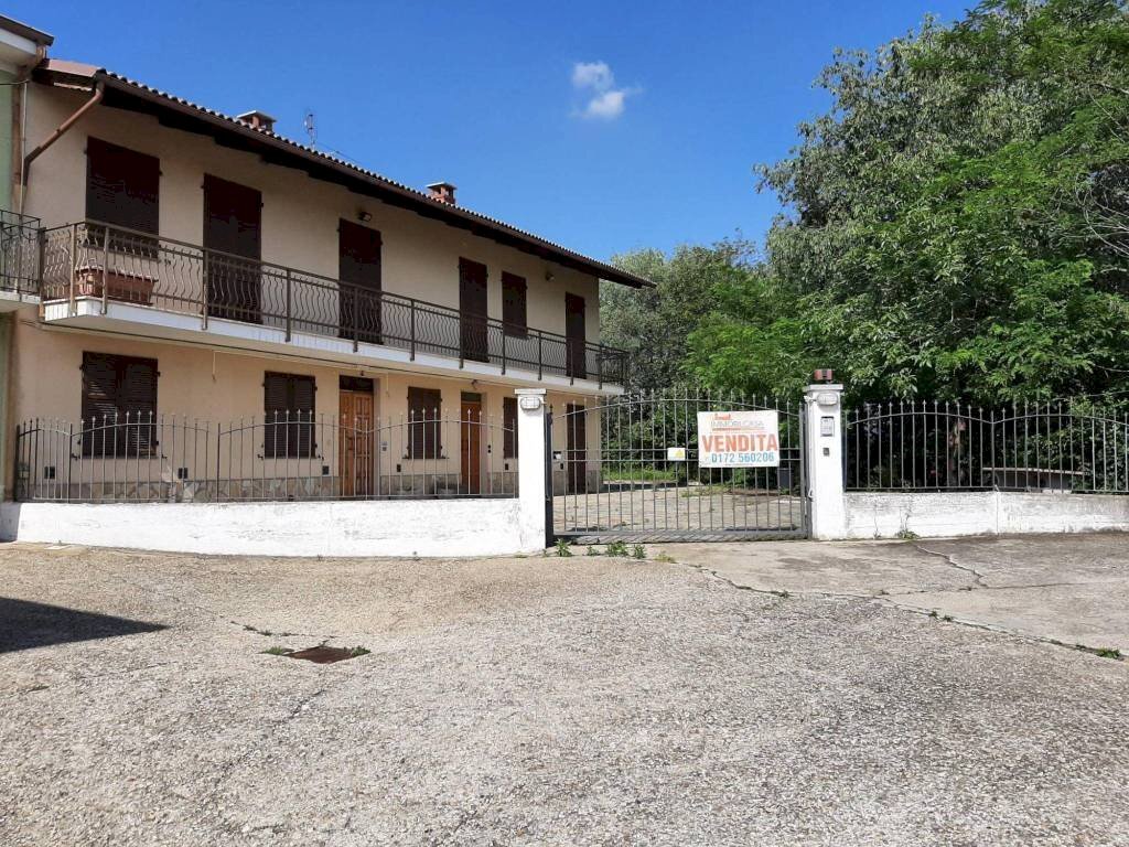 CASA BIFAMILARE CON GRANDE GIARDINO NEL CENTRO