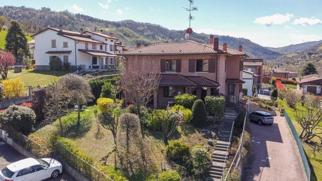 BELLA VILLA IN BIFAMILIARE CON GIARDINO PRIVATO