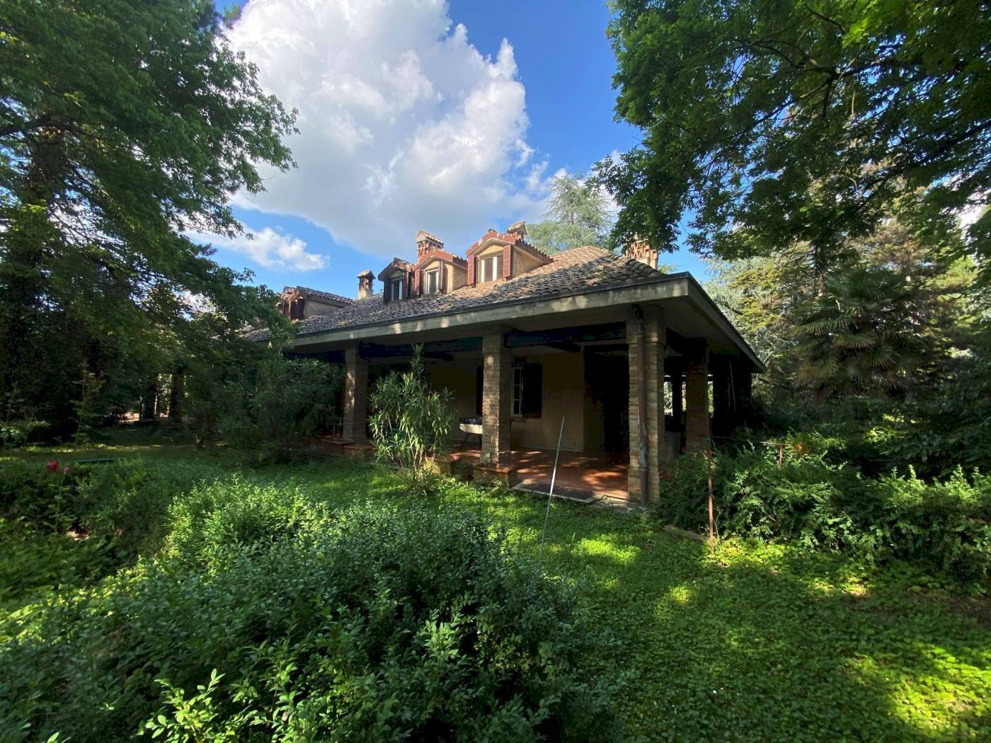 Villa quadrifamiliare con piscina e campo da calcio