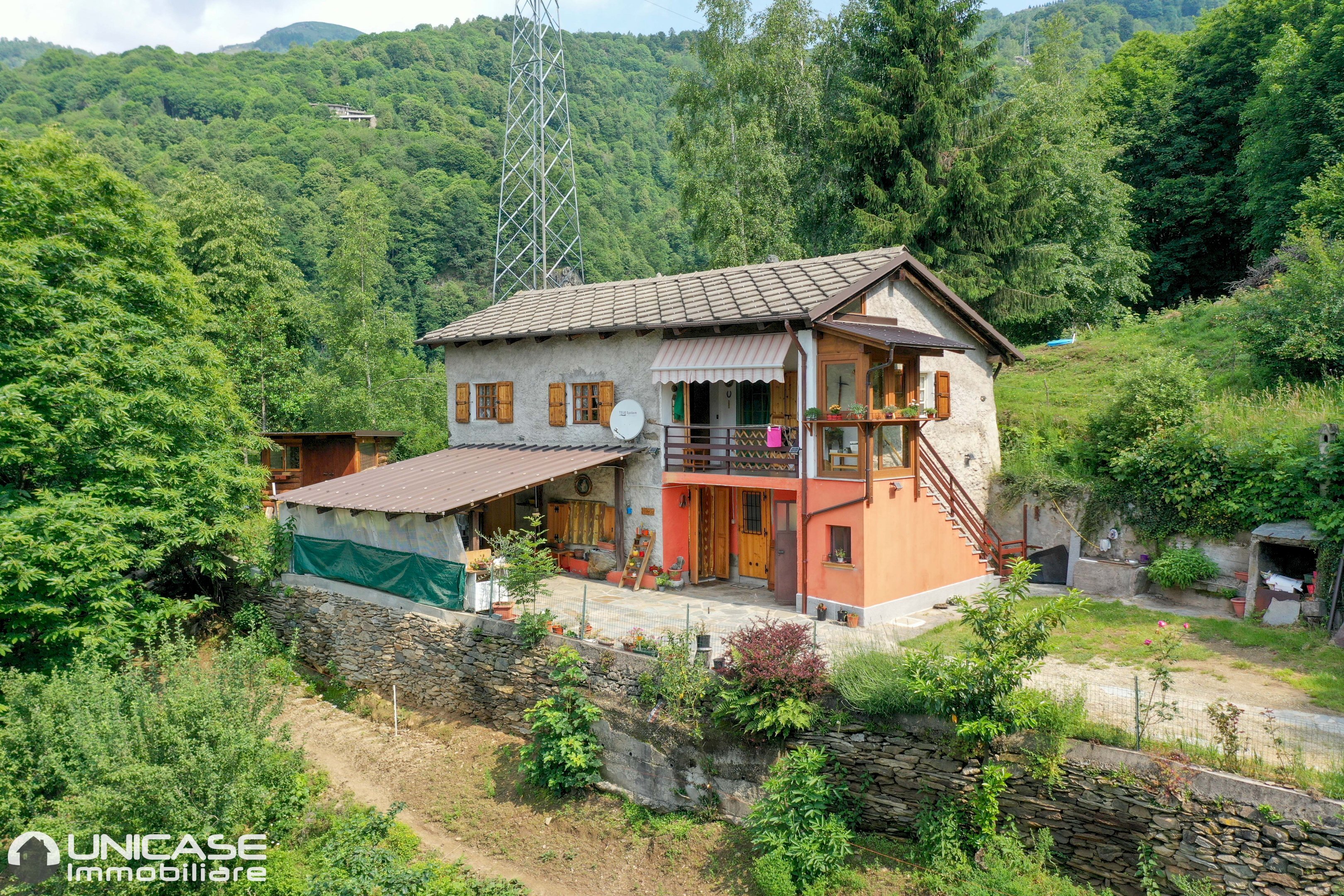 Casa ristrutturata con terreno ad Angrogna