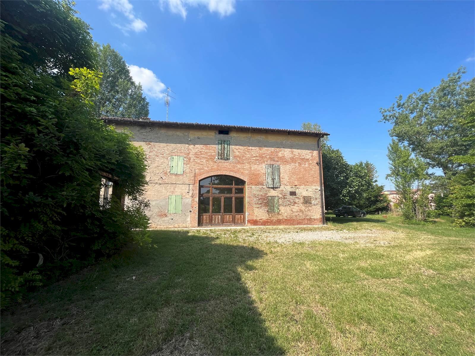 CASA COLONICA CON BASSOCOMODO E TERRENO