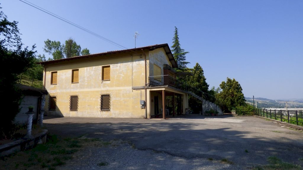 SAVIGNANO SUL PANARO, ENORME PODERE CON BELLA PANORAMICA!