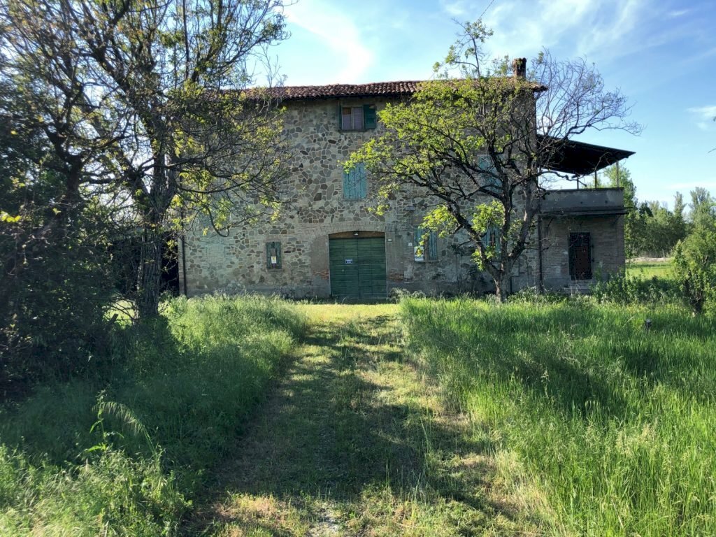 RUSTICO IN SASSO CON TERRENO IN CENTRO CITTA’!!!