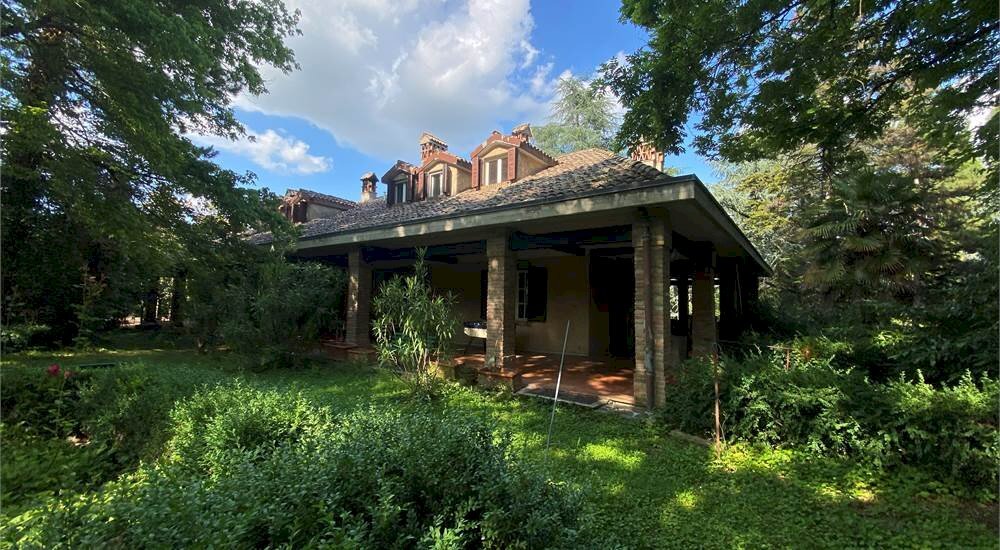 Villa quadrifamiliare con piscina, campo da calcio