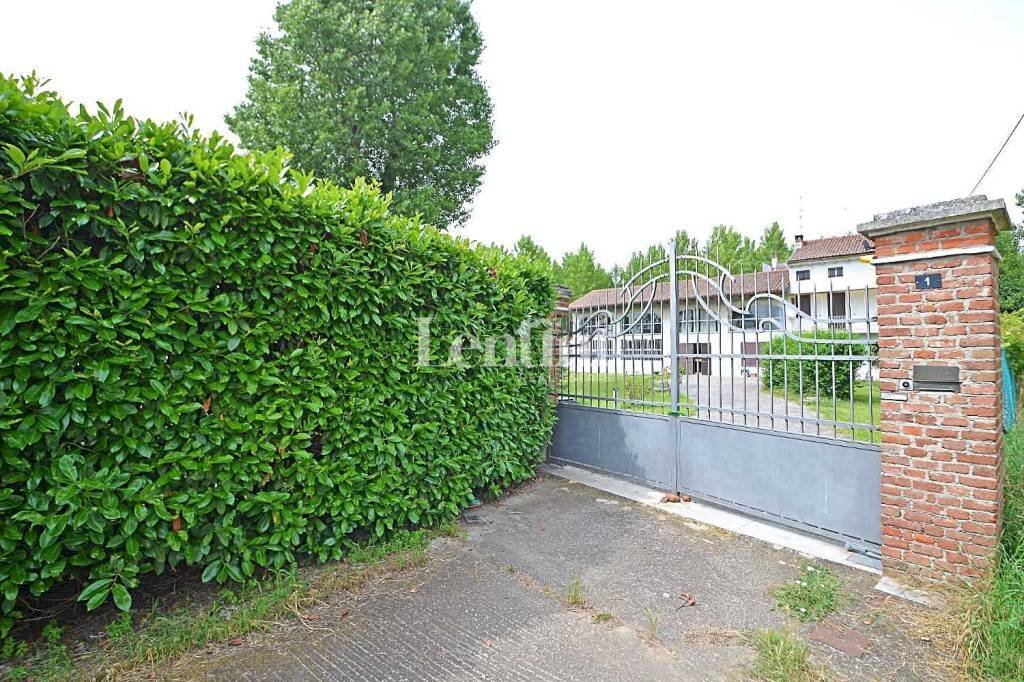 Casa indipendente con giardino e piscina