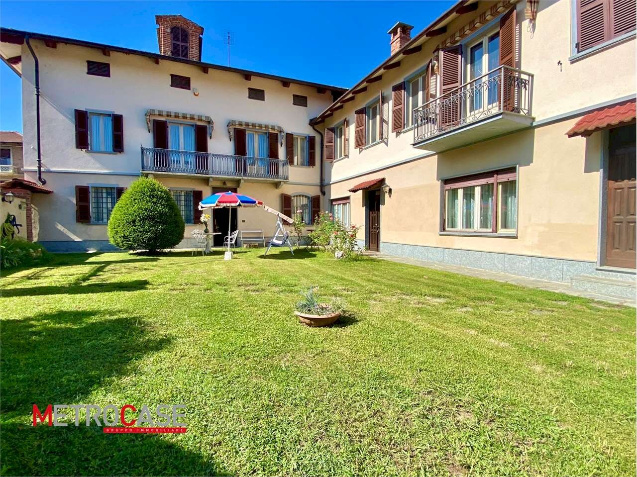 Affascinante casa storica nella piazza del paese