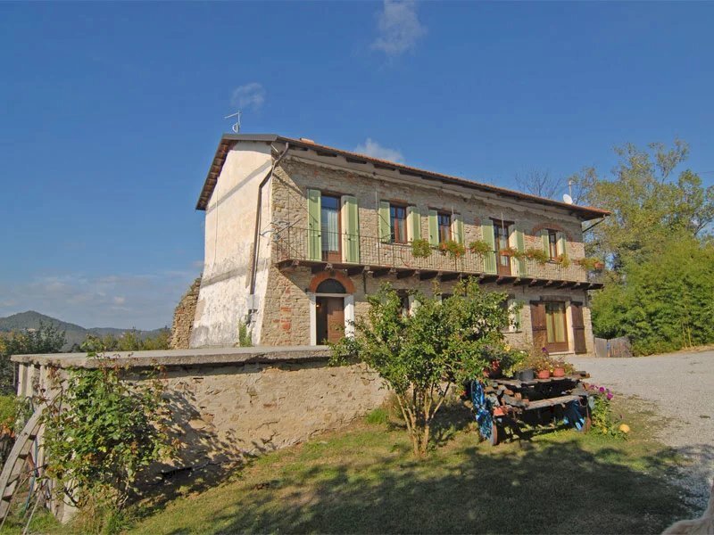 Alta Langa - Cascina ristrutturata, con circa 2 ha di terreno e glamping