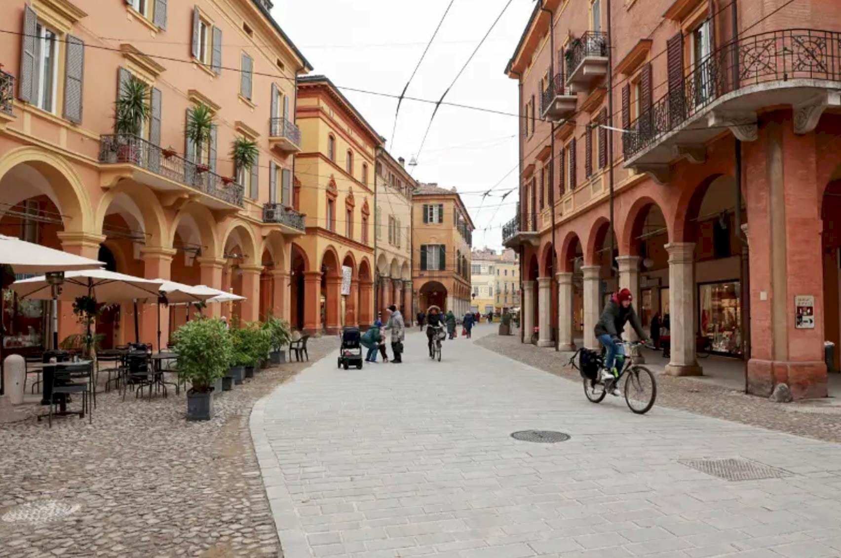 PALAZZETTO con 4 APPARTAMENTI e UN AMPIO GARAGEIn trattativa