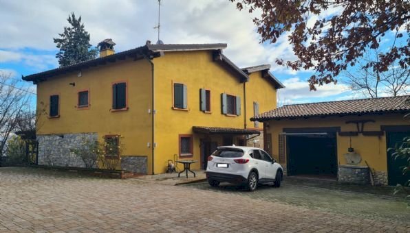 A 30 MINUTI DA MODENA - COLLINE DI SERRAMAZZONI - AMPIA CASA CON TERRENO E ANNESSA STALLA