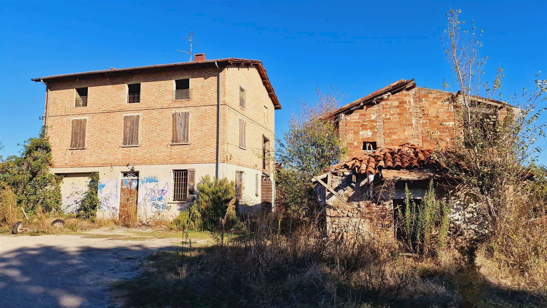 VIGNOLA a pochi minuti dal centro CASA COLONICA con stalla indipendente e mq 1000 di giardino. MAX 3 UNITA'