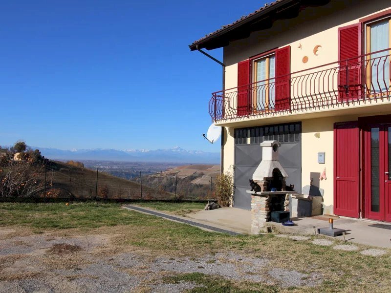 Casa panoramica con giardino