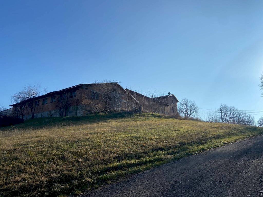 Rustico con ampio giardino da ristrutturare