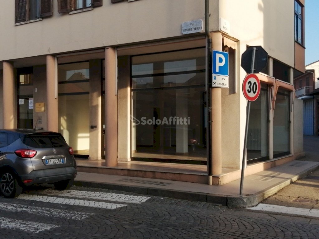 Fondo/negozio - 4 vetrine/luci a Riva presso Chieri