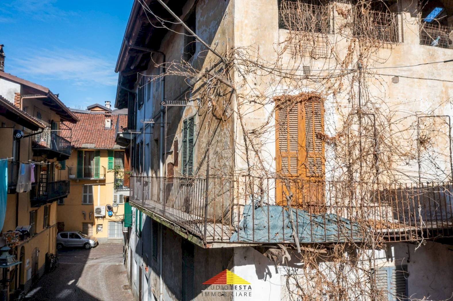 SALUZZO, CENTRO STORICO, INTERO FABBRICATO DA RISTRUTTURARE