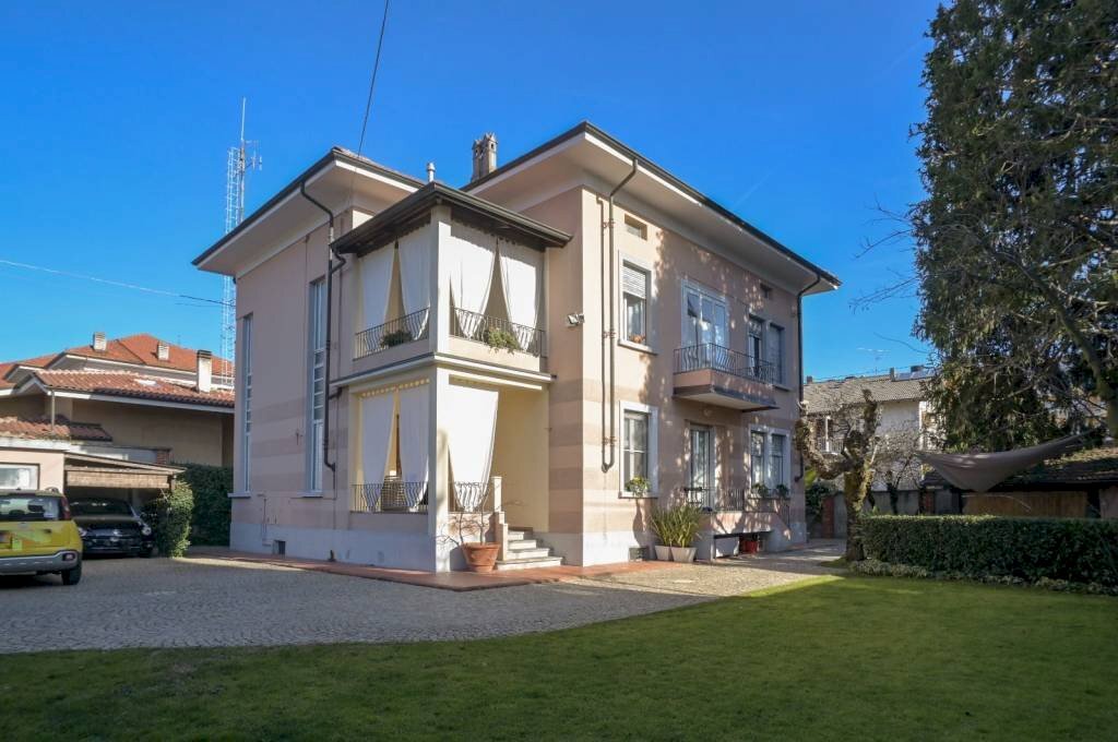 VILLA TRIFAMILIARE LIBERA SU 4 LATI CON GIARDINO PRIVATO