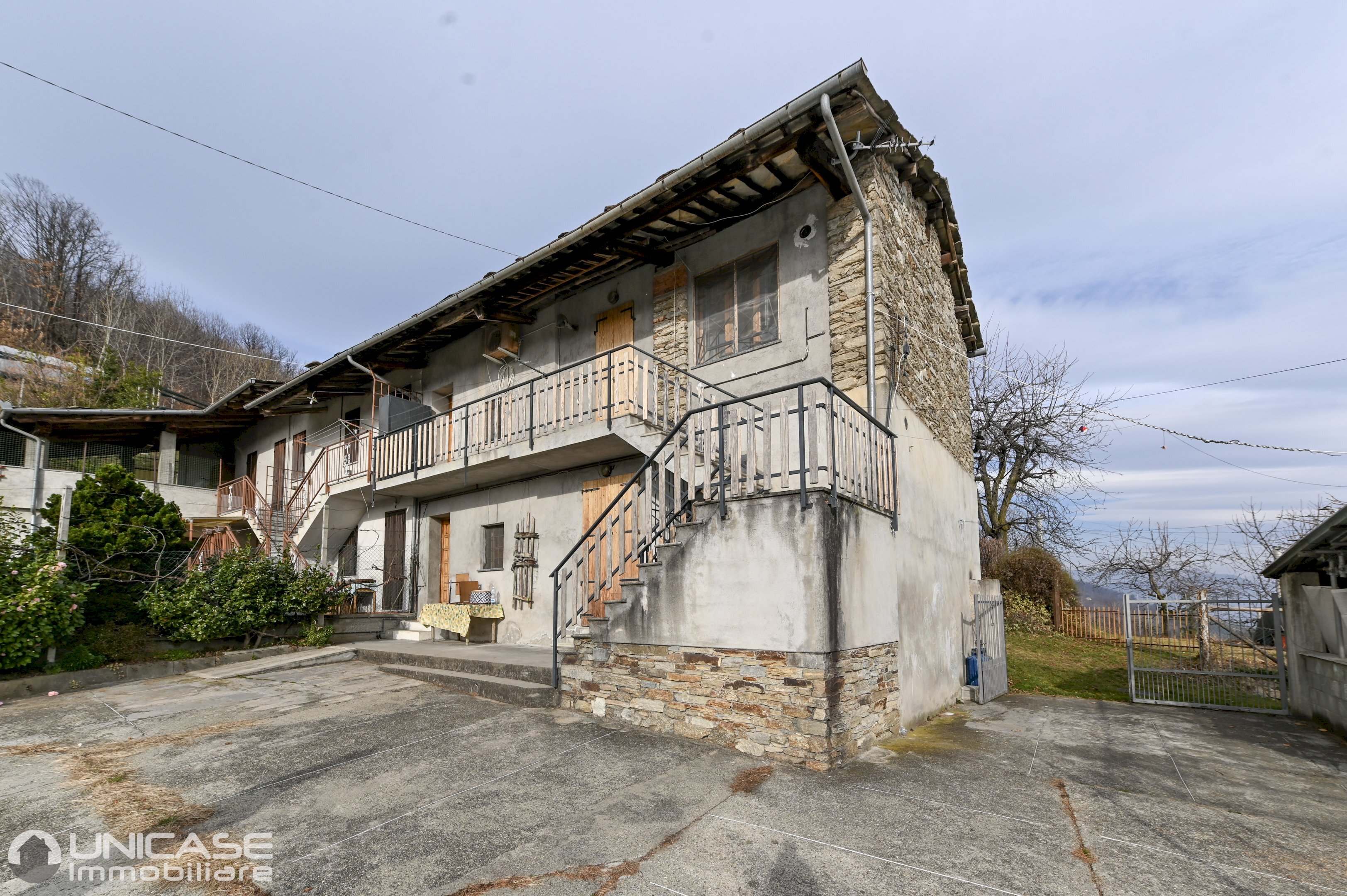 Porzione di casa con terreno in collina in vendita