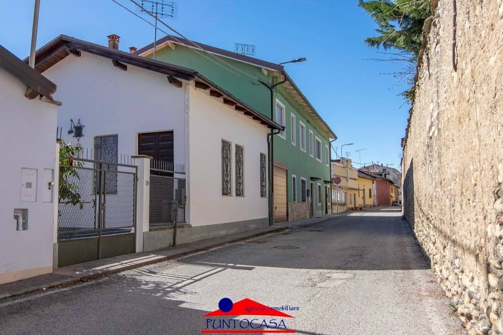 BUSCA-VIA ROSSANA a due passi dal centro casetta con cortil