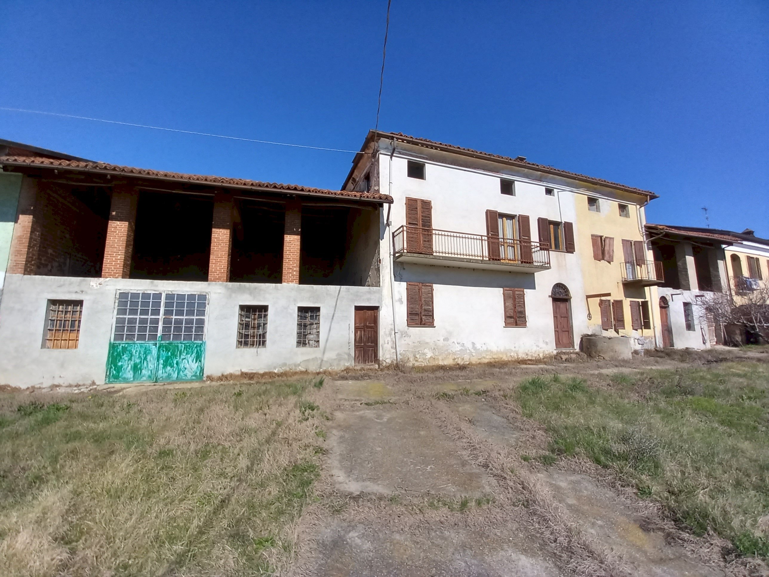 MORIONDO T.SE - Cascinale di ampia metratura con terreno.