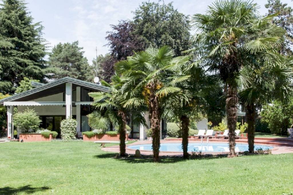 Villa in vendita ad Arsago Seprio, con doppia piscina