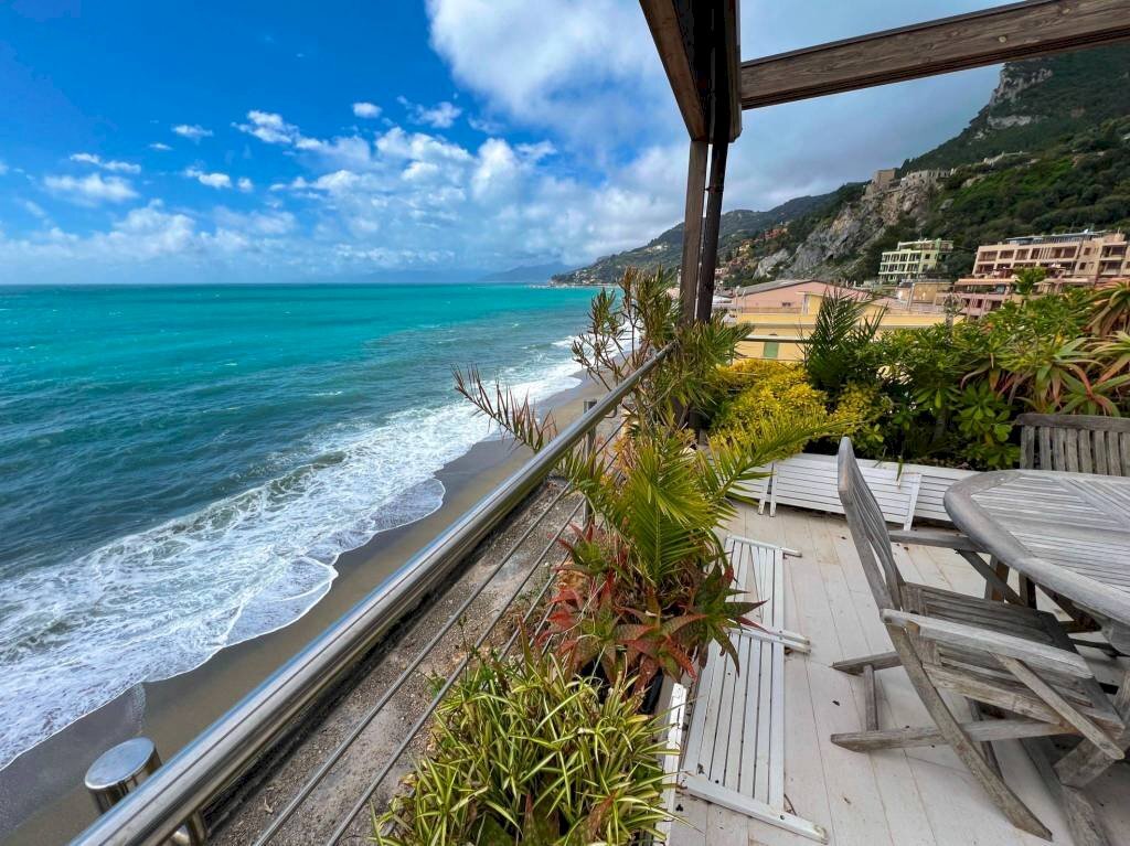 Attico con terrrazza FRONTEMARE direttamente sulla spiaggia.