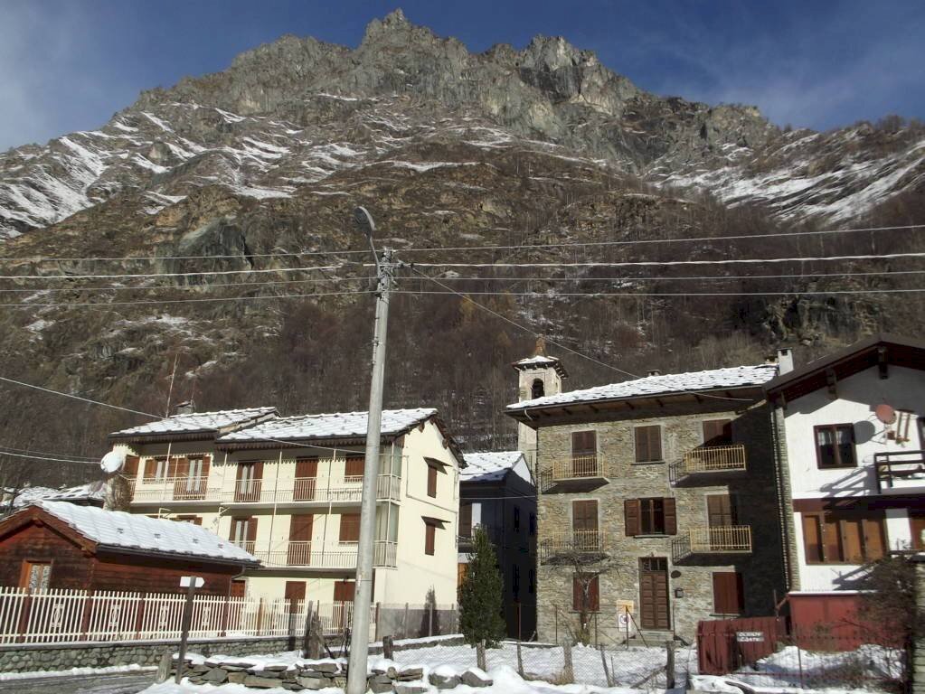 Usseglio Centro - Bilocale ristrutturato con box e giardino