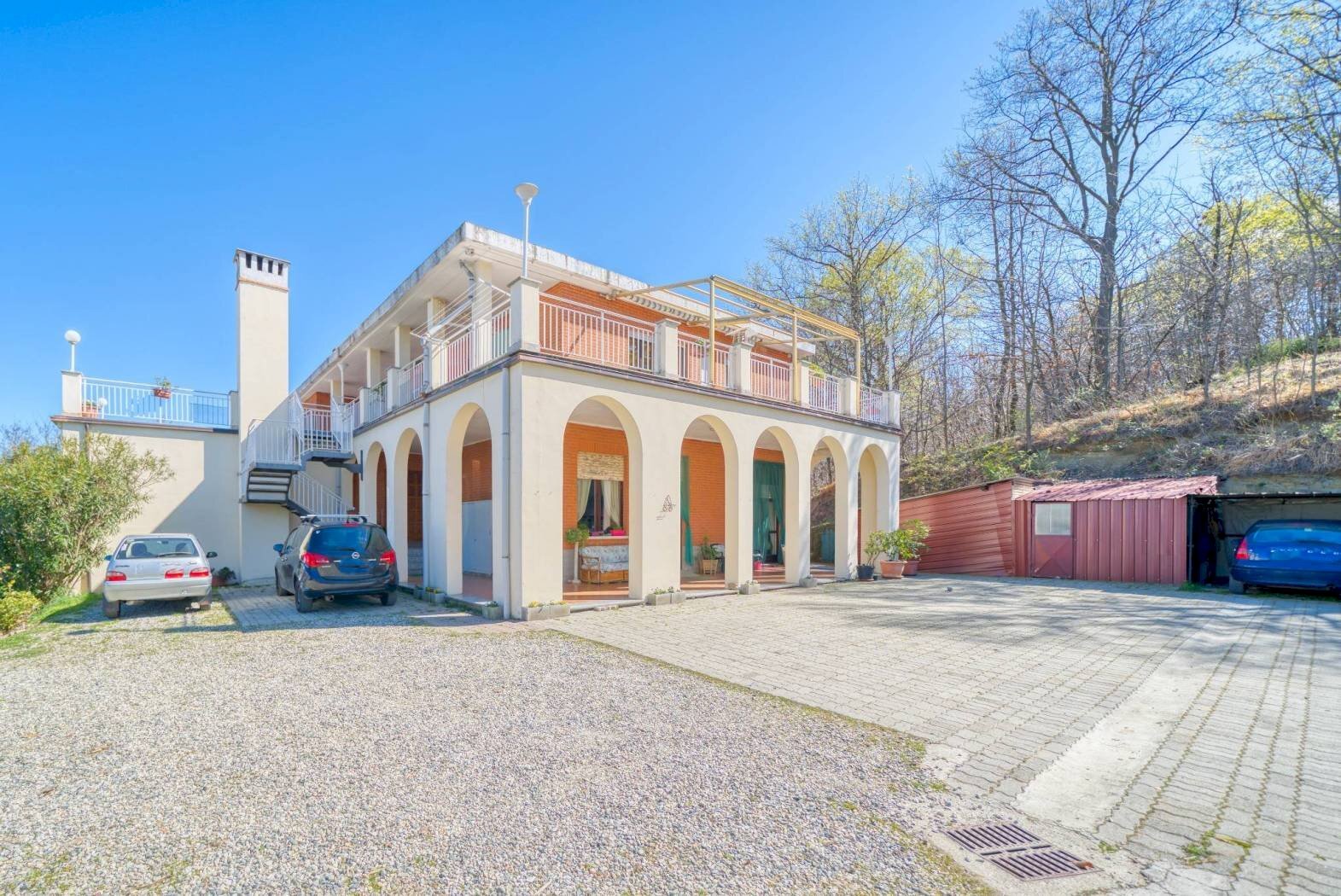 SUPERGA GRANDE CASA TRI-PENTAFAMILIARE CON 16.000 mq TERRENO