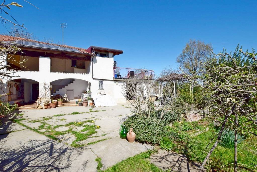 CASA CON TERRENO E TERRAZZO