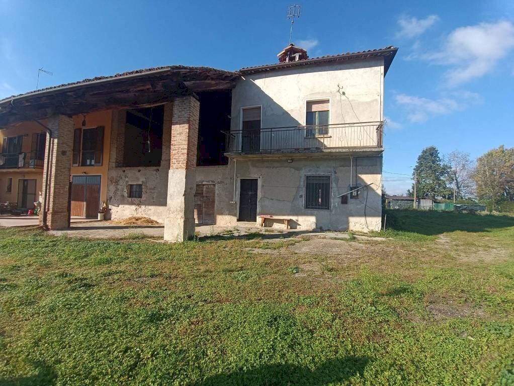 MONDOVI' VENDE CASCINALE CON TERRENO DI 5000 MQ