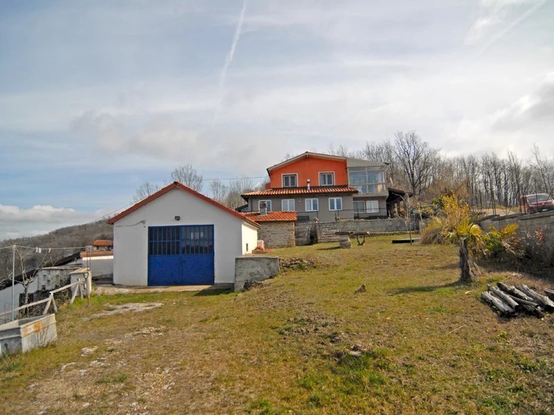 In posizione panoramica, casa indipendente con circa 4000 mq di terreno