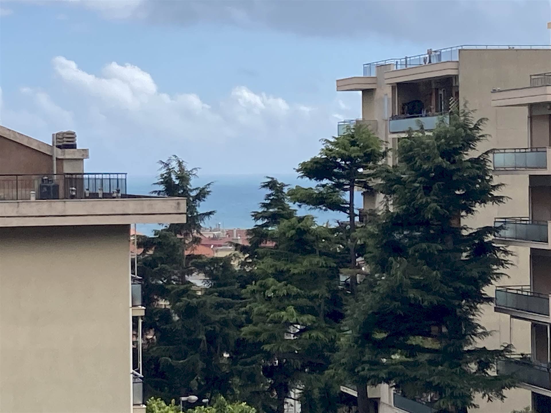 Savona, Via Fontanassa, appartamento vista mare con tre camere da letto, al terzo piano con ascensore