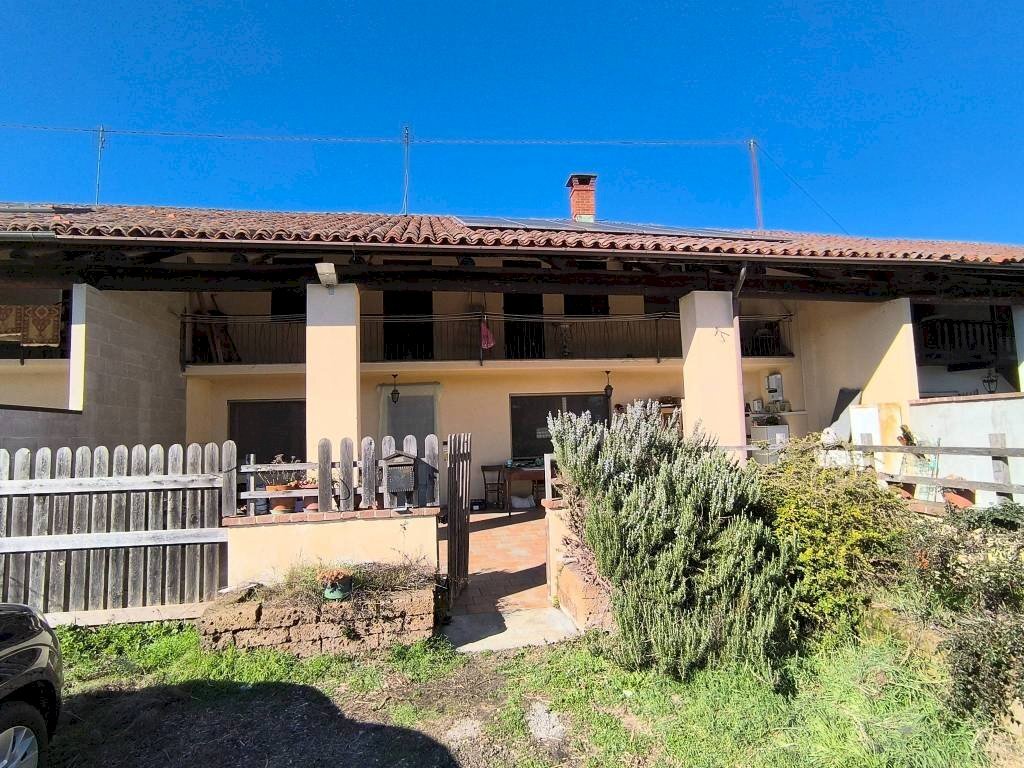 CARRU' AD 1,5 KM DAL CENTRO VENDE CASCINALE ABITABILE