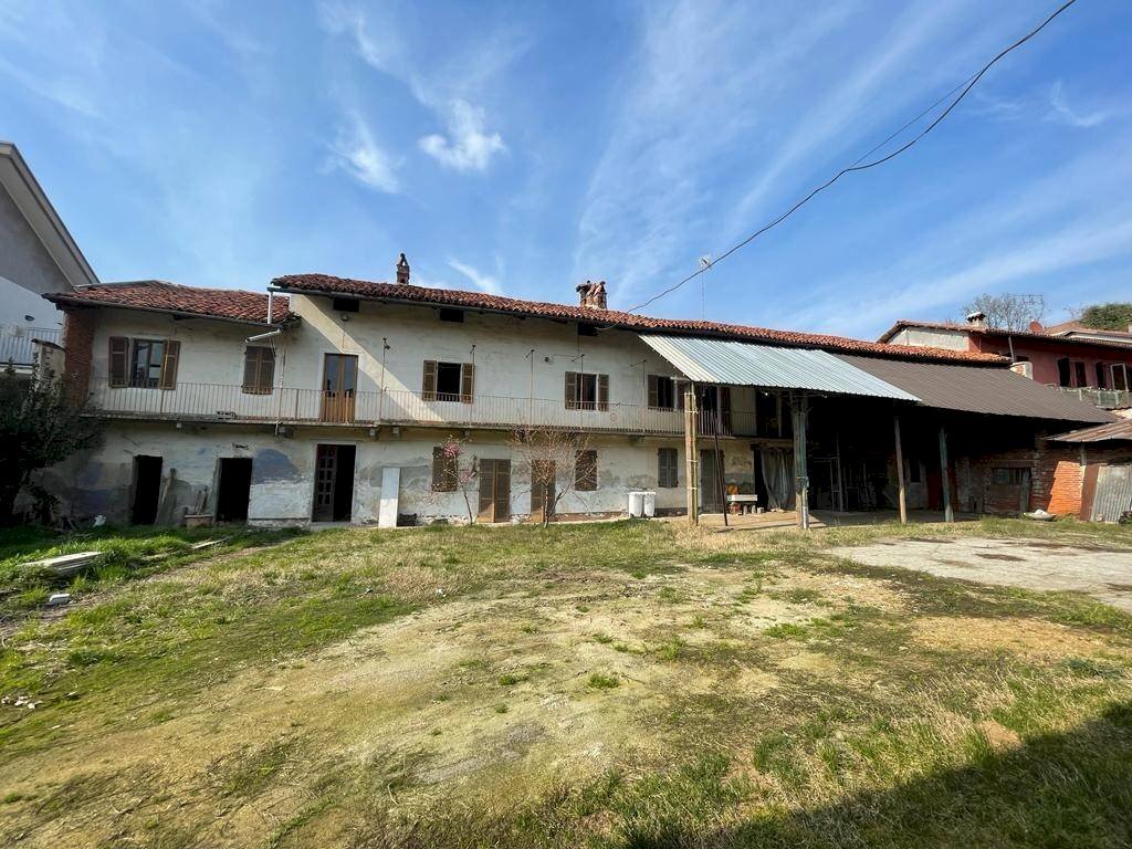 VICINANZA CARMAGNOLA: CASCINA IN CENTRO PAESE