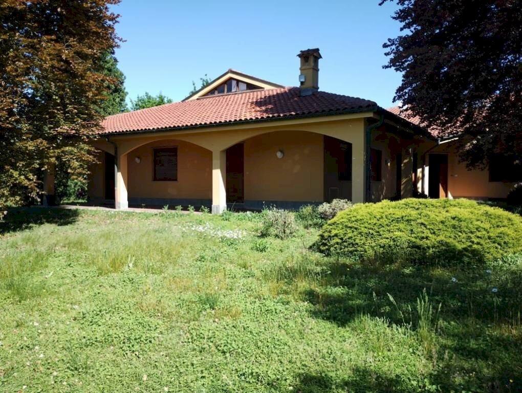 PRESTIGIOSA VILLA BIFAMILIARE CON GIARDINO