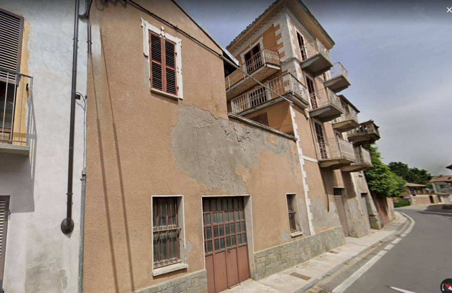 Casa di paese in via Cava, Montemagno