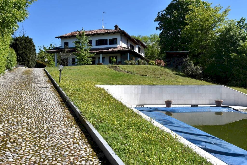 Splendida proprietà con piscina!