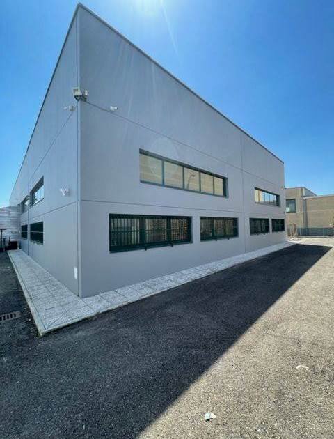 VENDESI CAPANNONE 720mq. (cortile 670 mq.) H. 5 mt