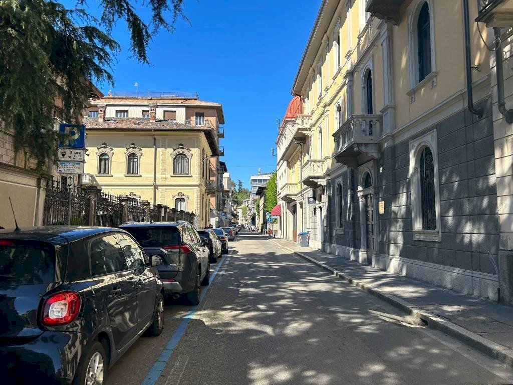 NEGOZIO VIA CAVOUR