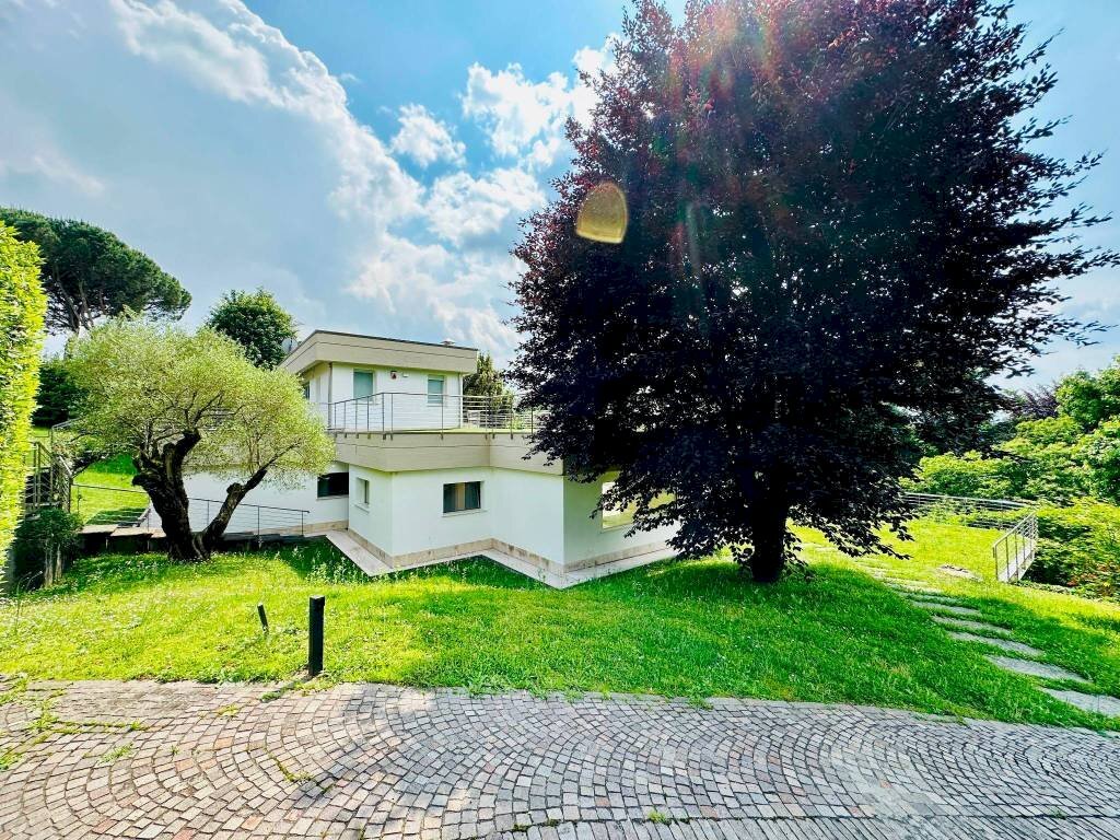 Varese Localita' Bobbiate vendita Villa con piscina